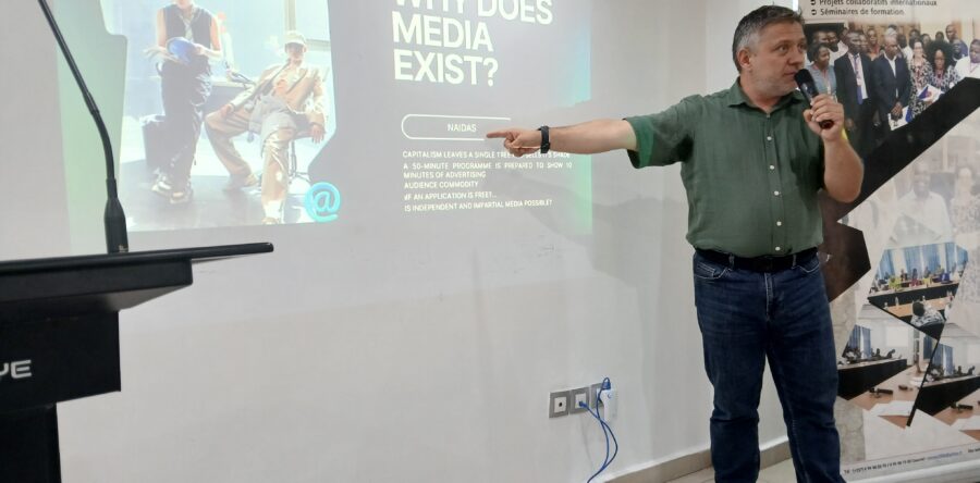 L’éducation aux médias et à la communication efficace : perspectives critiques